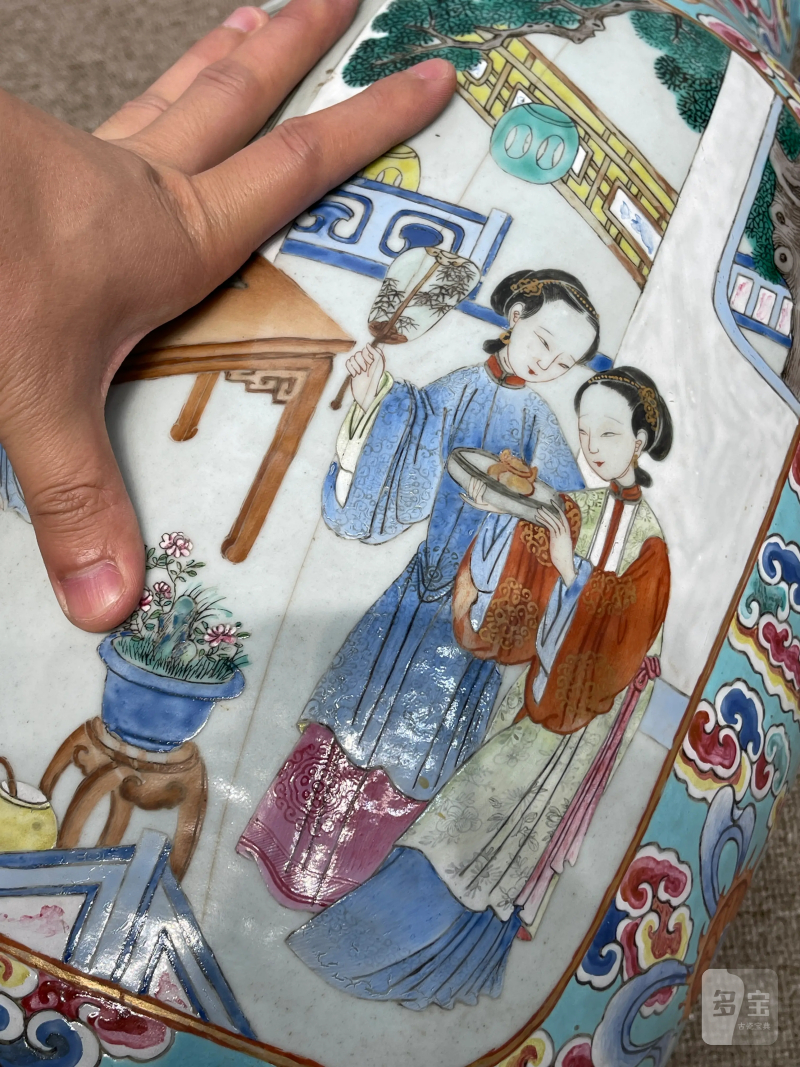 清乾隆 粉彩仕女纹大瓶一对 - 图30